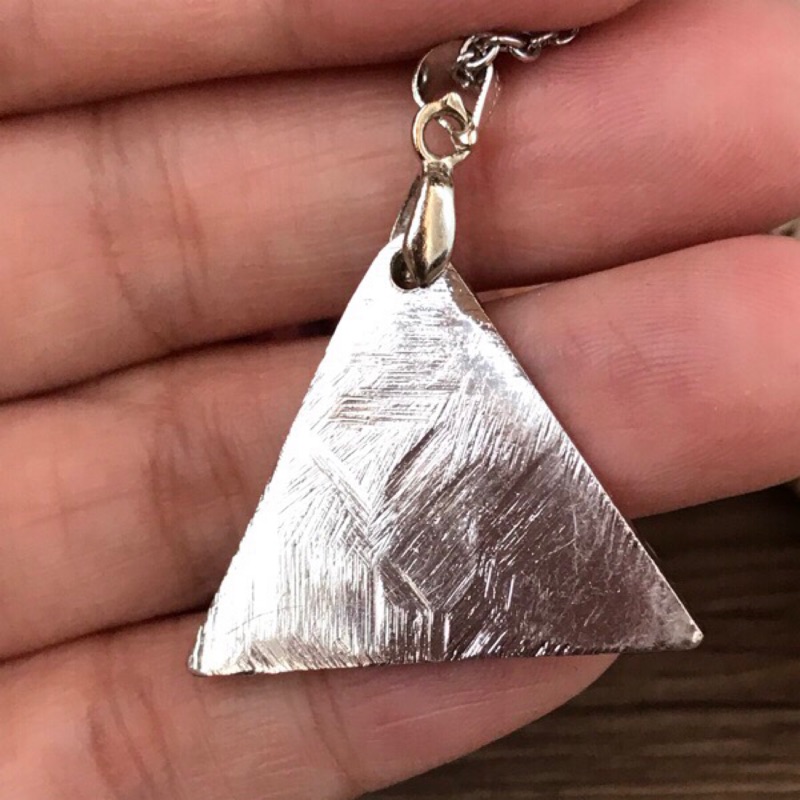 💕安妮幸福能量💕 「阿根廷」隕石屬於鎳鐵隕石之一  也是人們俗稱的天鐵 三角形 也是代表金字塔