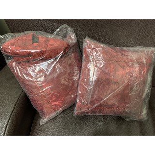 全新 紅色提花抱枕兩個和拖鞋組