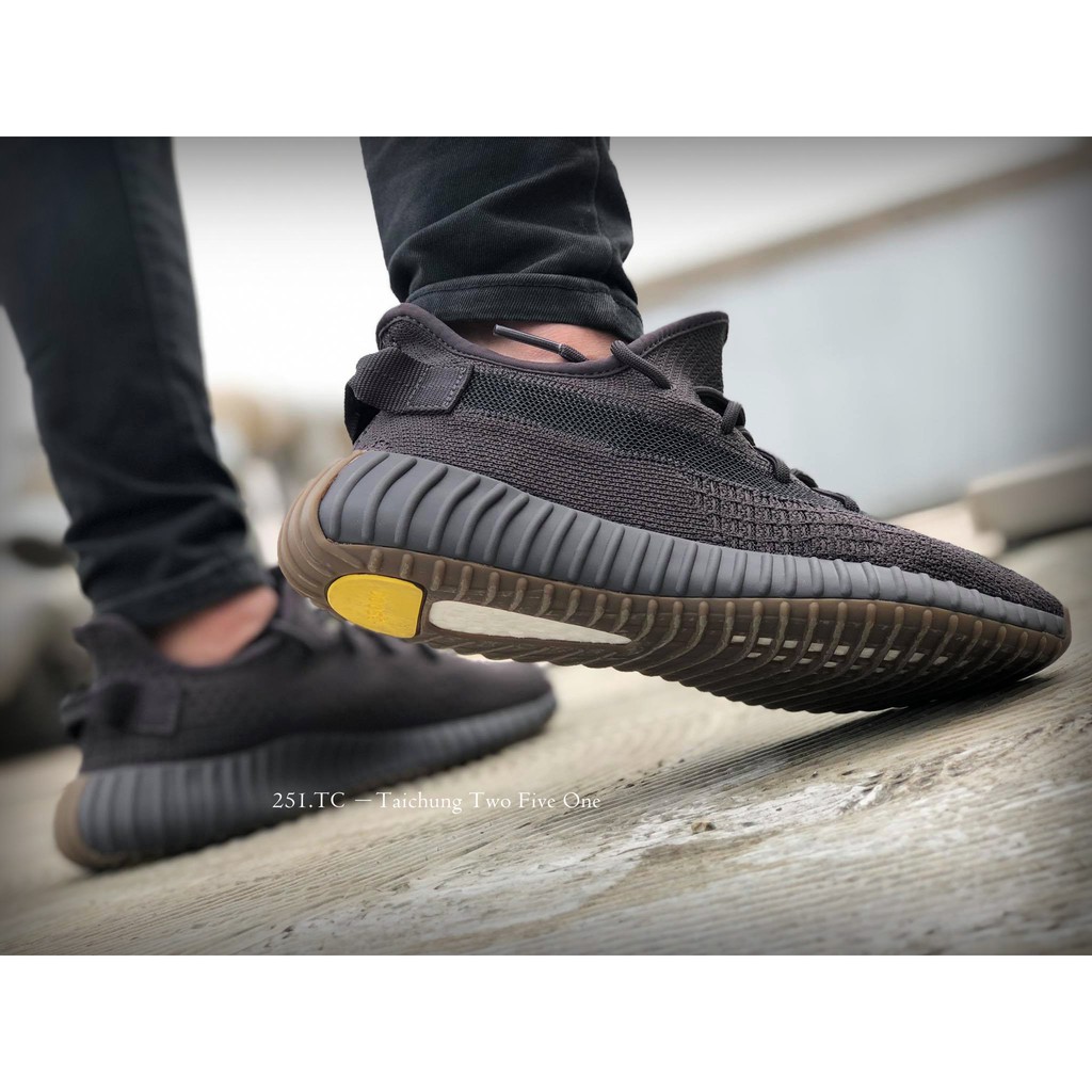 【貳伍壹.TC】Adidas Yeezy Boost 350 Cinder 黑魂膠底 小黑魂 FY2903