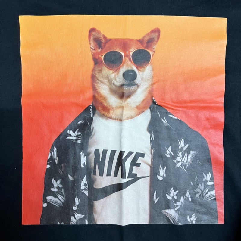 （二手） 8成新 NIKE NSW TEE STORY PACK 12 黑橘 墨鏡柴犬 照片TEE 男