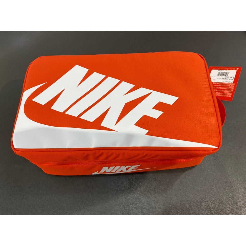 NIKE SHOE BOX BAG 手提包 鞋袋 橘白勾 經典鞋盒 健身包 手拿包 鞋盒包 BA6149-810