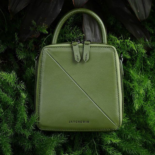 泰國新銳設計師品牌 JAYCHEWIN 真牛皮手提斜背包#墨綠色(可刷卡)