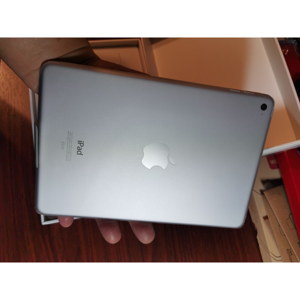 iPad mini 4 128G Wifi版 銀色(外觀近全新,完全無任何傷痕)