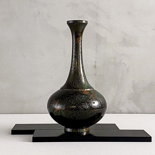 国内正規総代理店アイテム 花器 花瓶 高岡銅器風 貫通型 鬼面文字 真鍮