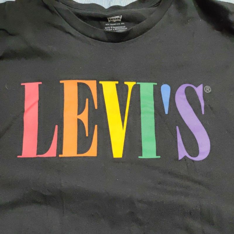 二手 Levis Pride 限量平權 系列 短袖 T恤 / 彩虹摩登 Logo Levis 彩虹 上衣 同志 遊行