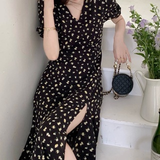 短袖洋裝 小禮服 沙灘裙 黑色碎花v領泡泡袖連身裙女法式復古設計感開叉裙子ME009-A 20227. 衣時尚