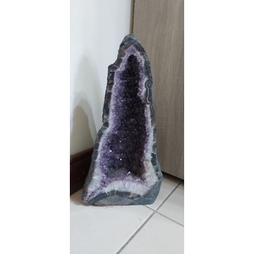 紫水晶洞，沒有底座，重7.4公斤，深約12公分，面寬約19公分，高約39公分