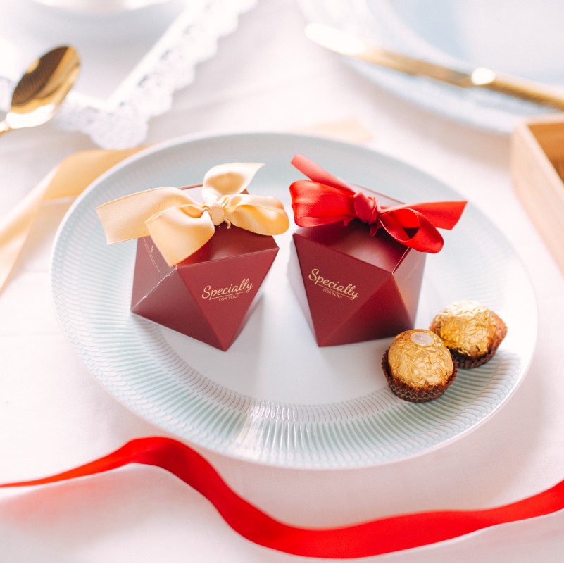 Chichi's 婚禮小物 經典款紅金緞帶多角喜糖盒套組 金莎 果醬 蜂蜜 桌上禮 大紅盒 禮物盒 小包裝盒 餅乾盒