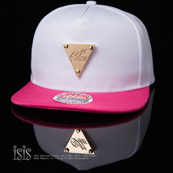 KURO-SHOP潮流新風格-白色 桃紅色帽沿 金色三角牌 棒球帽 板帽