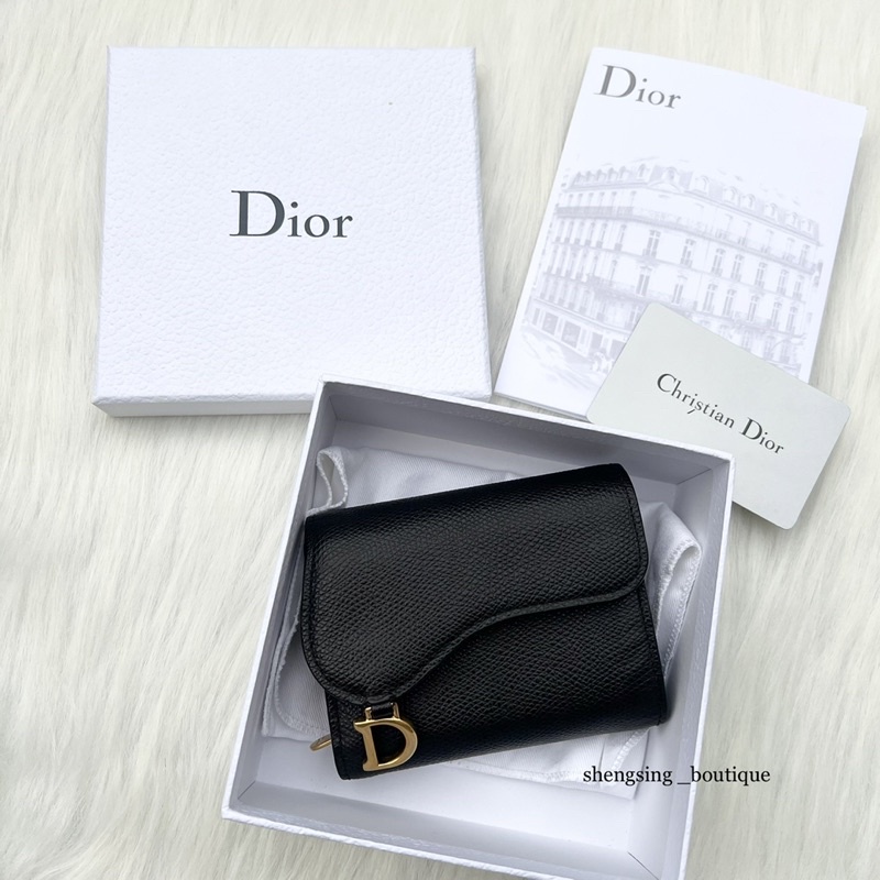 (歡迎線上刷卡無息分期）[二手正品]Dior迪奧 S5621 saddle 馬鞍D字 三折短夾 黑金 顆粒小牛皮