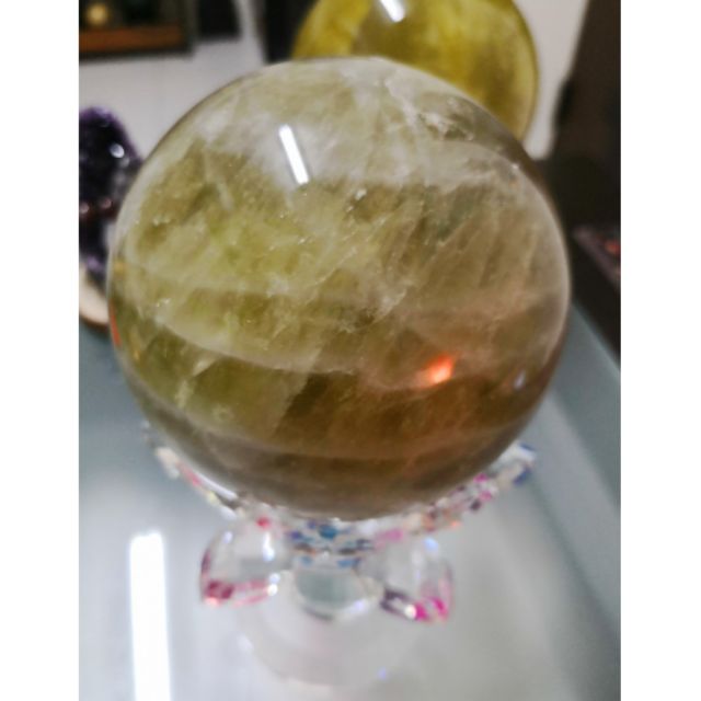 黃水晶球帶千層，附壓克力蓮花座，直徑約10cm，2.2kg，無摳感。