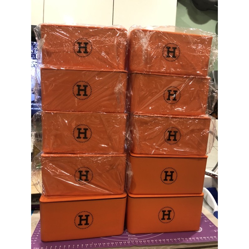 橘色H字樣口罩盒一個（可放60-80個口罩）