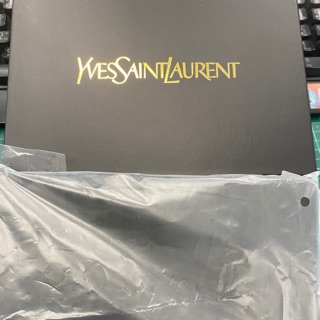 YSL Beaute logo 壓紋 黑色漆皮桃紅色滾邊方型時尚化妝包