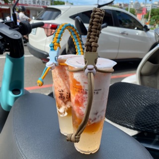 文創手工編織飲料杯套提繩 多功能 傘繩杯套 環保提把 飲料套 飲料掛繩 時尚水壺週邊