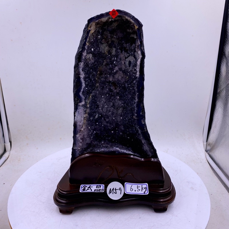 H2682 頂級巴西木型紫水晶洞  含座重：6.5kg 高35cm,寬度23cm，厚度22cm，洞深7cm （紫晶洞