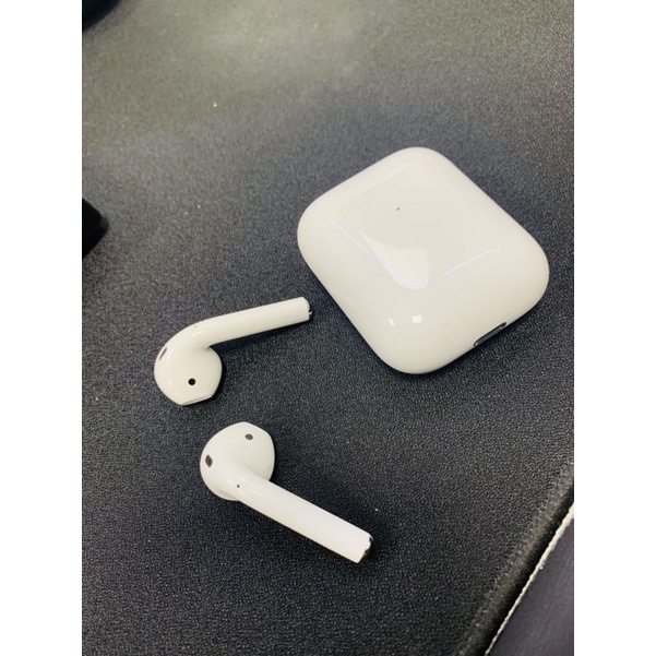 Apple AirPods 2（無線充電盒）二手 極少用 （限driedshirmp下單）