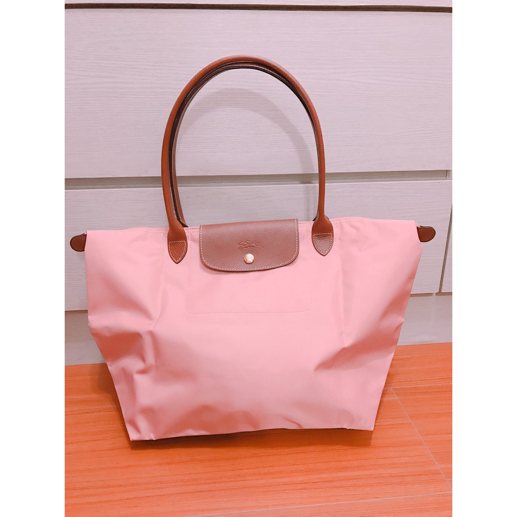 全新✨ 五折降價售❣️全新 LONGCHAMP 玫瑰粉 折疊尼龍水餃包🎀型號1899長把大號