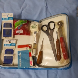 日本絕版可樂牌縫紉工具組。點線器..錐子.家庭用梭殼.家用,定位針.針包.15cm剪刀.布尺.短針長針手縫針.共10件組