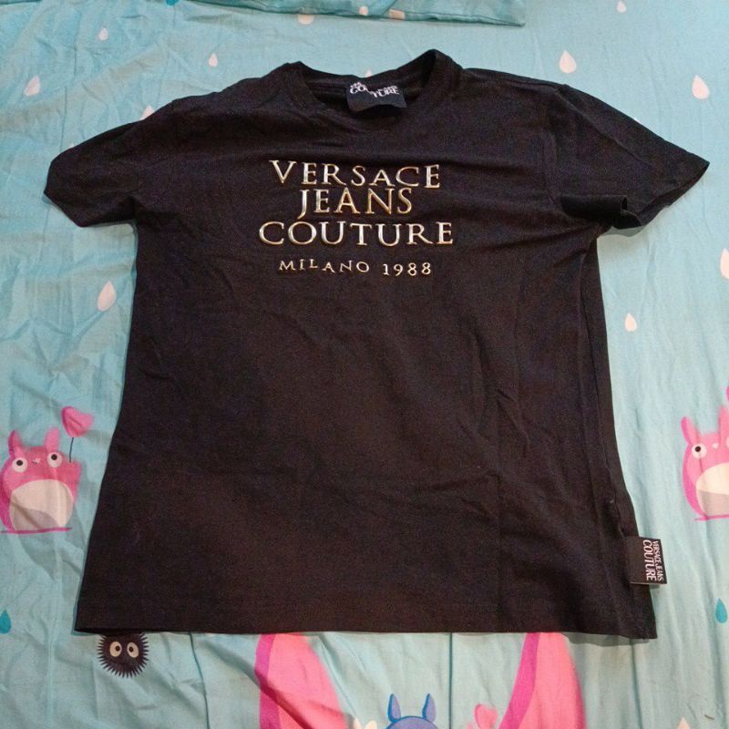 瑕疵二手 versace jeans couture 特殊 立體字 立體字母 黑色 凡賽斯 上衣 短袖 衣服 家裡