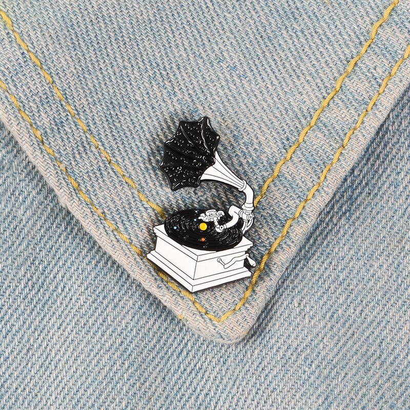 星空留聲機黑色銀河太空宇宙音樂播放器留聲機胸針徽章琺瑯別針時尚飾品衣服別針