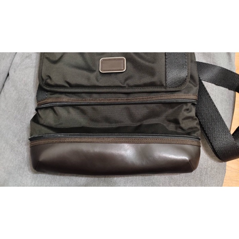 Tumi Alpha Bravo Barstow Crossbody 深咖啡 側背包