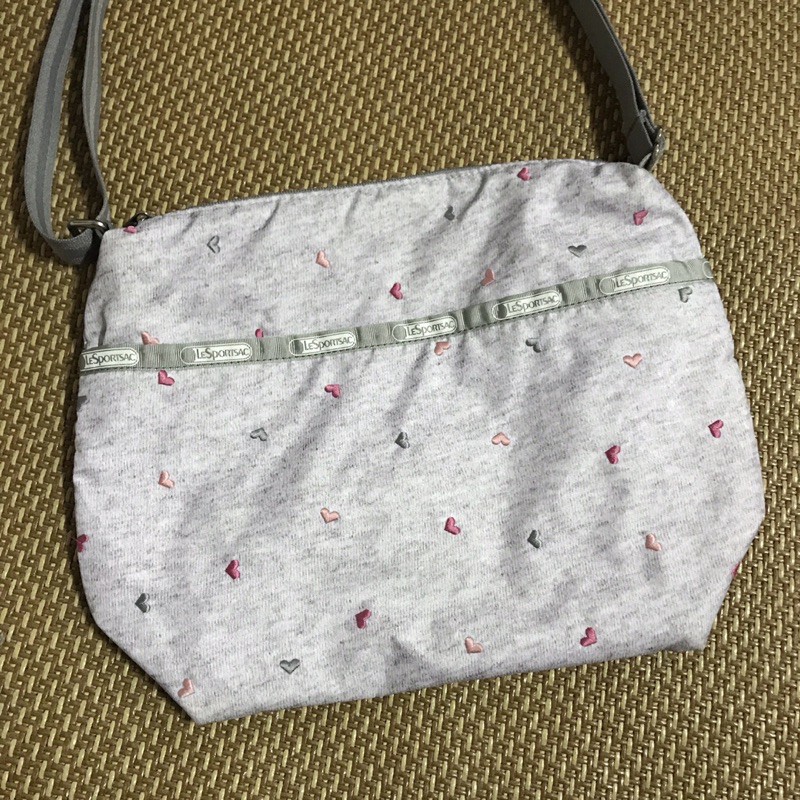 【免運】Lesportsac 7562 日系愛心刺繡小斜背包側背包媽媽包