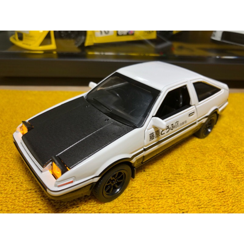 《匯車館》AE86 頭文字D 二改純手工碳纖維紋引擎蓋 1:28 TOYOTA 藤原拓海 聲光回力模型