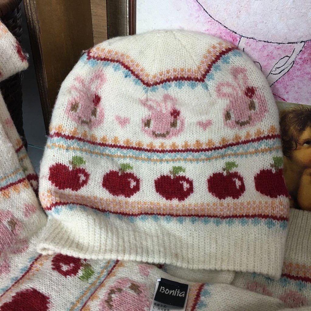 Bonita 小羊毛 材質 三件組 毛帽 手套 圍巾 兔子 小蘋果 圖案 白色款 大人款