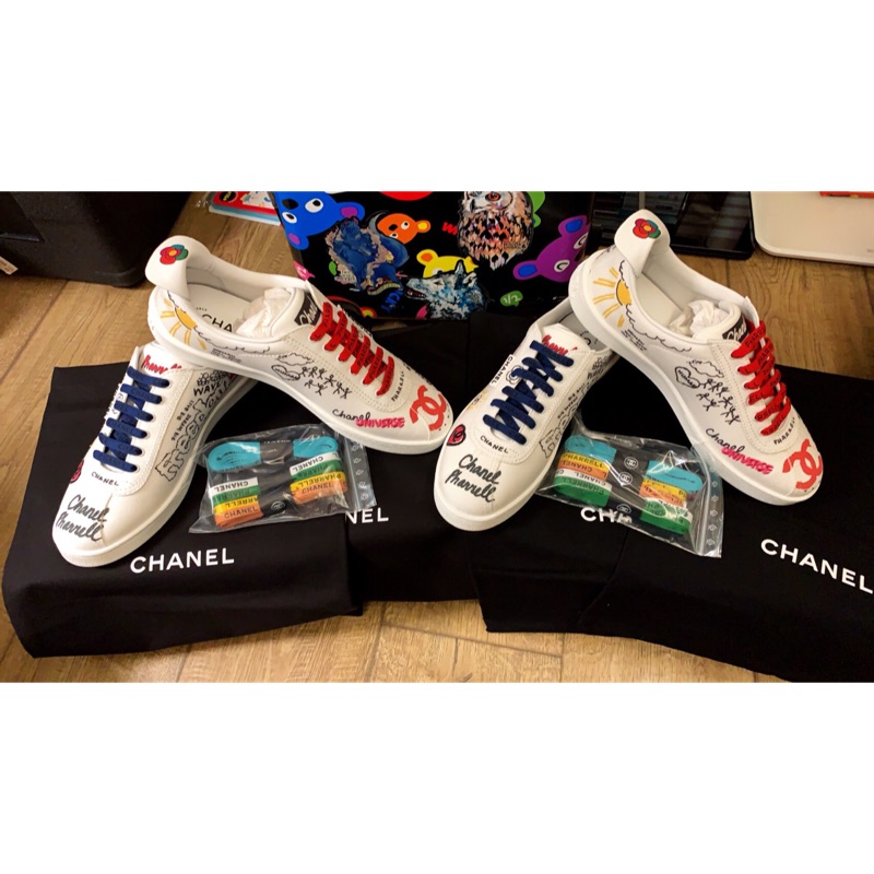 已售完 注意 專櫃正貨  CHANEL x Pharrell William 香奈兒 菲董 超級聯名 塗鴉小白鞋