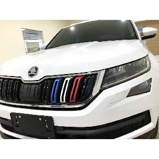 小馬汽車工坊 SKODA Kodiaq 棕熊 藍紅白水箱罩三色貼