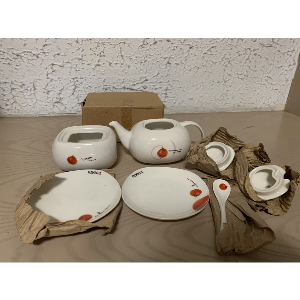 全新收藏品【茶工坊TOMATO】蕃茄彩繪骨瓷下午茶具組（12件式），原價1499，有外盒，茶杯,茶壺,湯匙,糖罐,奶杯