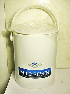 L.全新未用高約16公分MILD SEVEN冰桶一個!!---提供給需要的人!!/黑箱27/-P