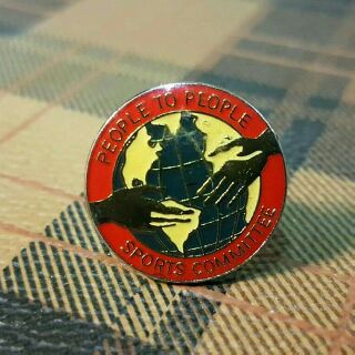 絕版國際 BADGE《123》PEOPLE TO PEOPLE....SPORTS COMMITTEE 早期紀念胸章..