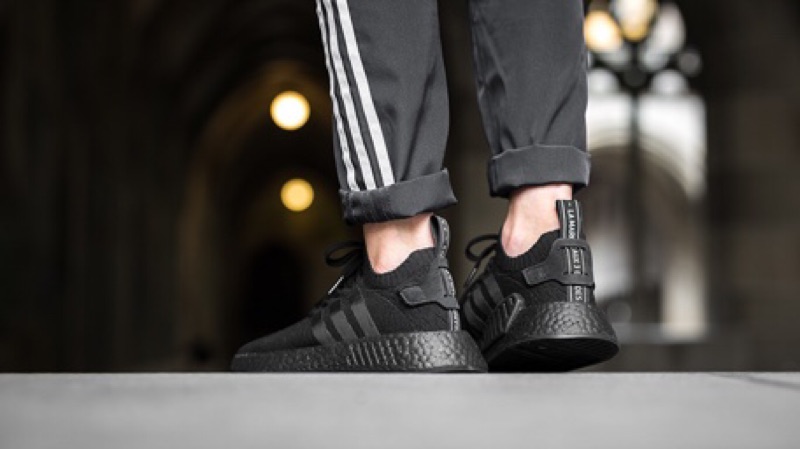 nmd r2 triple black mens