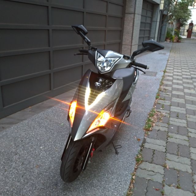 自售 2019 年式125cc  95新/VJR 双碟+ABS+ssc水平對臥懸吊系統+原廠Usb座充 ，卡夢版~炫