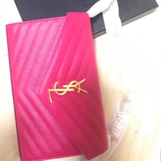 【YSL】MONOGRAM系列V字縫線魚子醬牛皮金屬LOGO金鍊肩背信封包