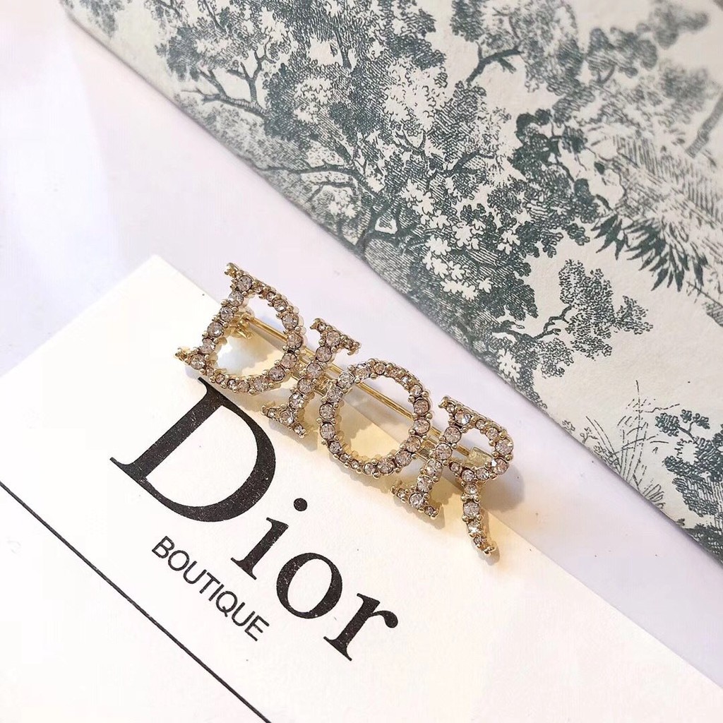 Dior 迪奥早春新款字母带钻胸针简约百搭极简主义风格精选原版一致黄铜材质采用奥地利水晶钻设计美翻 蝦皮購物