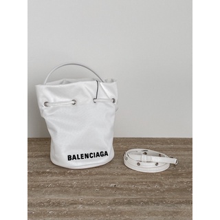 《代購·現貨》 Balenciaga 巴黎世家 黑字logo尼龍 白色水桶包