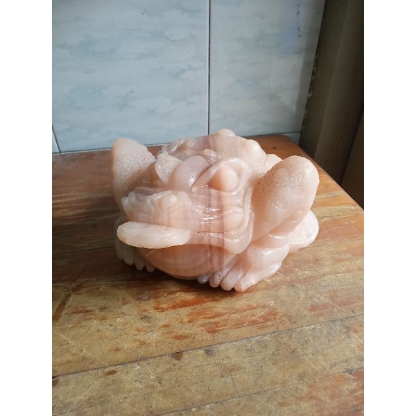 早期粉紅色的玉石蟾蜍雕刻一件，長22寬17cm,高10cm,非常希少