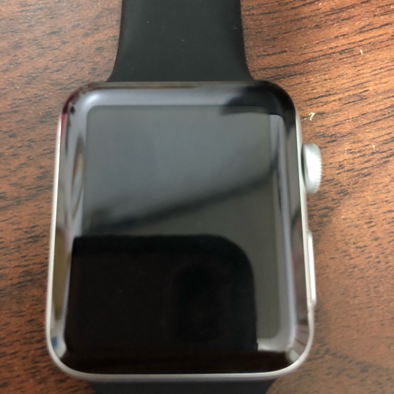 Apple Watch 2。二手，無盒裝，正常使用痕跡，已有玻璃貼，附充電線、原廠10w充電頭。42mm