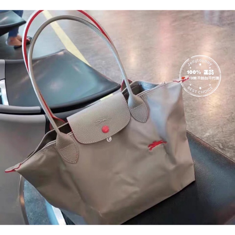 Lp18 奶茶色彩色小繡馬全新正品longchamp 尼龍水餃包折疊包國民包長把s號 蝦皮購物