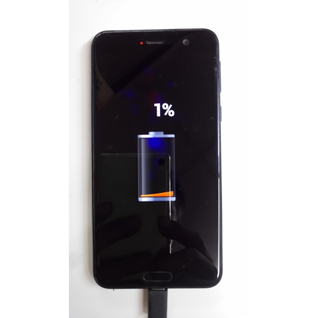 知飾家 電池無法蓄電 充電時可使用 功能正常 外觀如圖 HTC u play 零件機
