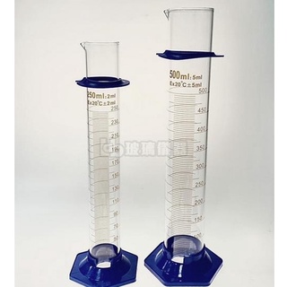 塑膠底座玻璃量筒 附PP座 刻度量筒 玻璃量筒 具嘴量杯 玻璃燒杯 實驗器材(本賣場滿100元才有出貨)