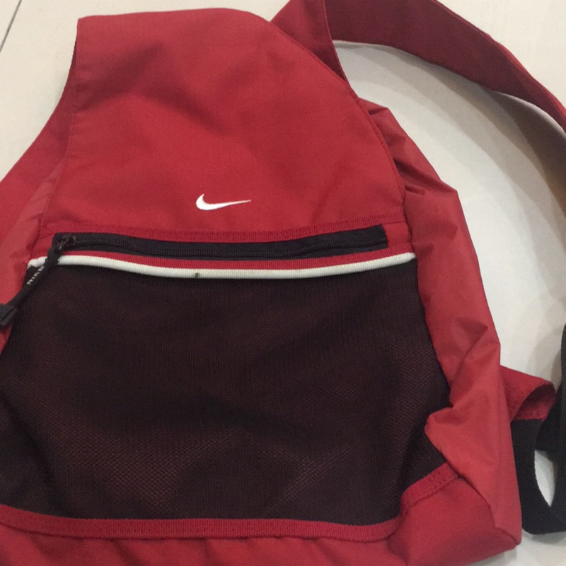 二手品 Nike 正紅色 後背包 （可放的下13寸筆電大小） 有輕微污點 如圖 不介意者再下標