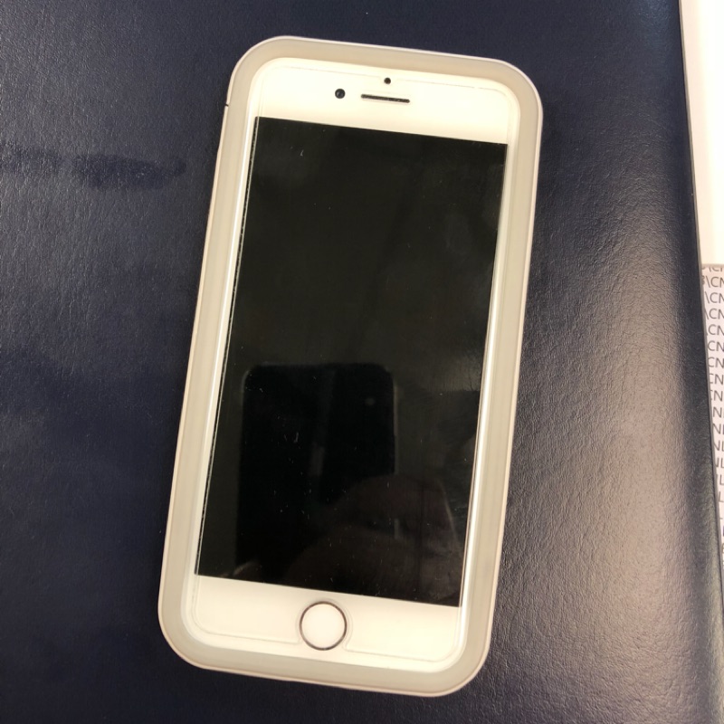 全新二手iphone8 64g 銀色👍🏻（附送手機殼犀牛盾+螢幕保護貼）