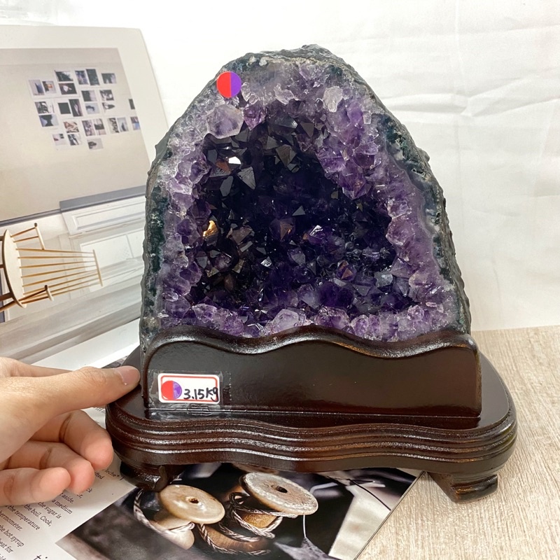 稀有鈦金✨漂亮深紫色 土型巴西🇧🇷紫水晶洞 ESPa+ 3.15kg🔥帶異象骨幹水晶 含有強大能量 共生黑碧璽 紫水晶洞