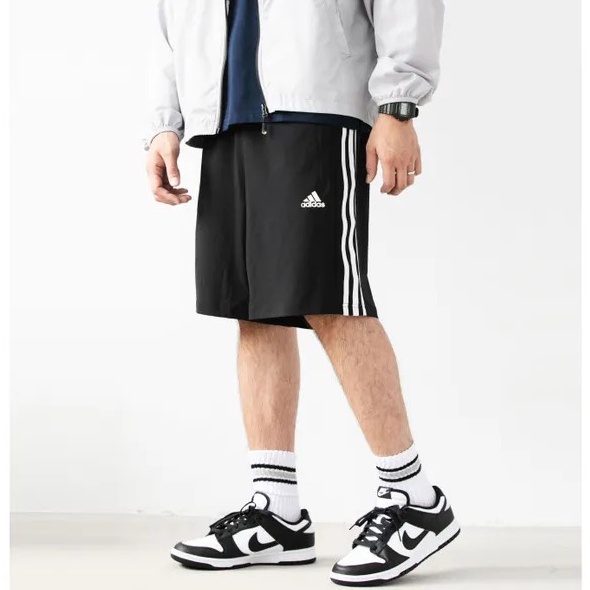 【Ayllon】Adidas 男版 休閒運動透氣材質 經典三線 拉鍊口袋 短褲 褲 FT2838