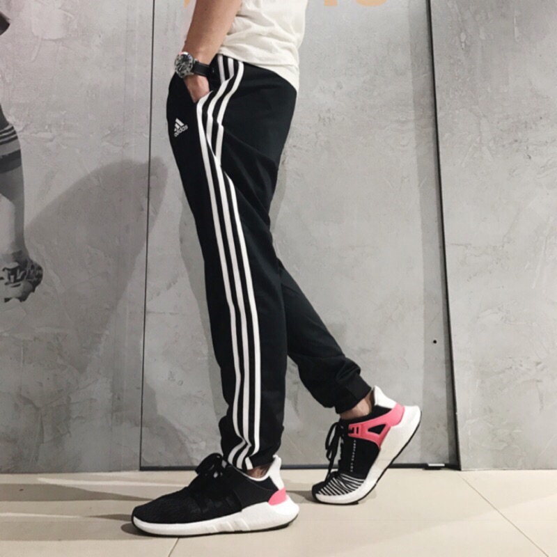 『小蘑菇日本走跳～購』現貨 Adidas Essentials Stripes 黑色 三線 棉質 運動長褲 BK7396