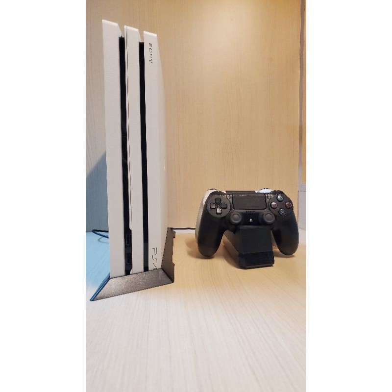 ps4 pro 雙手把 送四片遊戲片和防撞包 (二手 八成新 完美主義者請勿下單) 建議面交 面交可折價