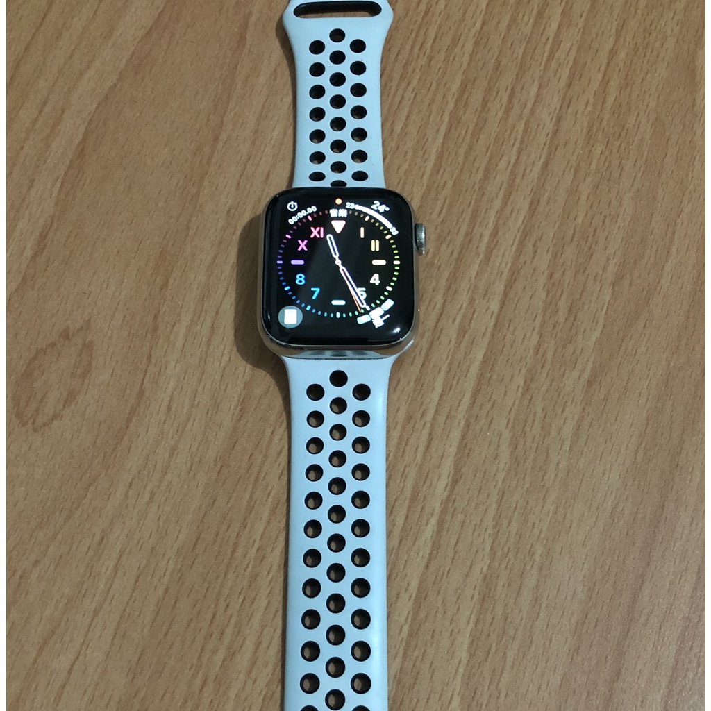 Apple Watch S4 44mm 不鏽鋼版本 + 原廠不銹鋼米蘭錶帶 + 原廠白色運動錶帶